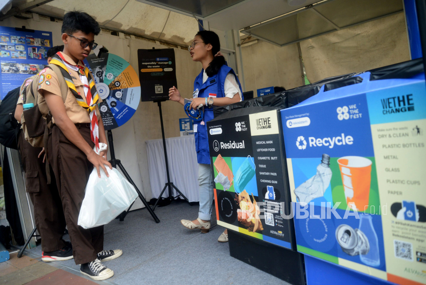 Pengunjung melihat pemilihan sampah plastik dalam Festival Ekonomi Sirkular 2023 di Taman Menteng, Jakarta, Rabu (26/7/2023). 