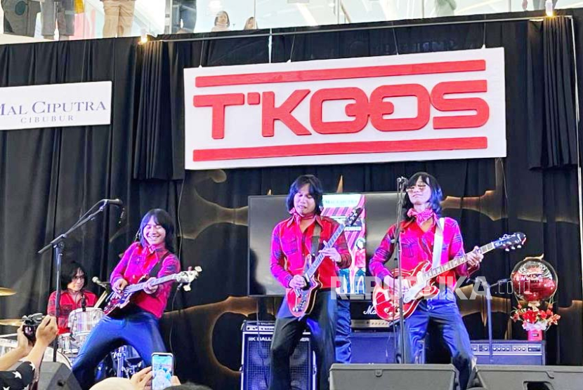 Grup musik, yang dikenal sebagai penerus semangat musik Koes Plus, T