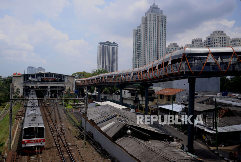 Rangkaian KRL melintas di dekat Skywalk Kebayoran Lama, Jakarta Selatan, Sabtu (21/1/2023). 