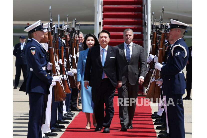  Presiden Korea Selatan Yoon Suk Yeol (Tengah) dan istrinya, Kim Keon Hee tiba di Joint Base Andrews untuk kunjungan kenegaraan selama enam hari, di Prince George