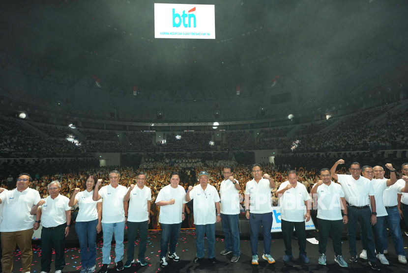 Menteri BUMN Erick Thohir dan Menteri PUPR Basuki Hadimuljono dalam HUT ke-74 BTN dan peluncuran logo baru BTN di Indonesia Arena, Gelora Bung Karno (GBK), Jakarta, Ahad (3/3/2024).