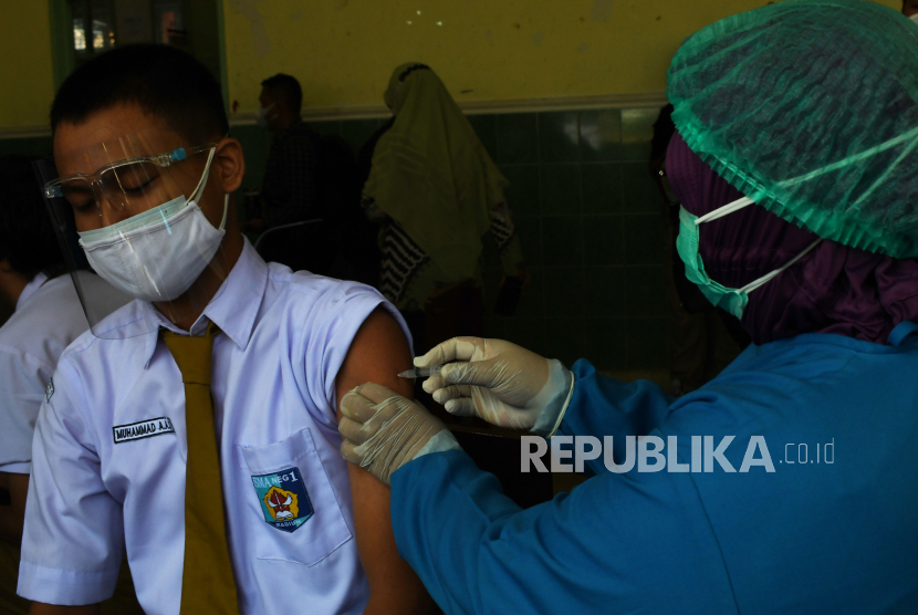 Petugas kesehatan menyiapkan vaksin Covid-19 Sinovac saat vaksinasi massal pelajar SMA di SMAN 1 Kota Madiun, Jawa Timur, Rabu (4/8/2021). Pemkot Madiun mulai melakukan vaksinasi COVID-19 dosis pertama bagi pelajar SMA, SMK, Madrasah Aliyah yang masuk dalam kelompok remaja dengan sasaran 17.369 orang. 
