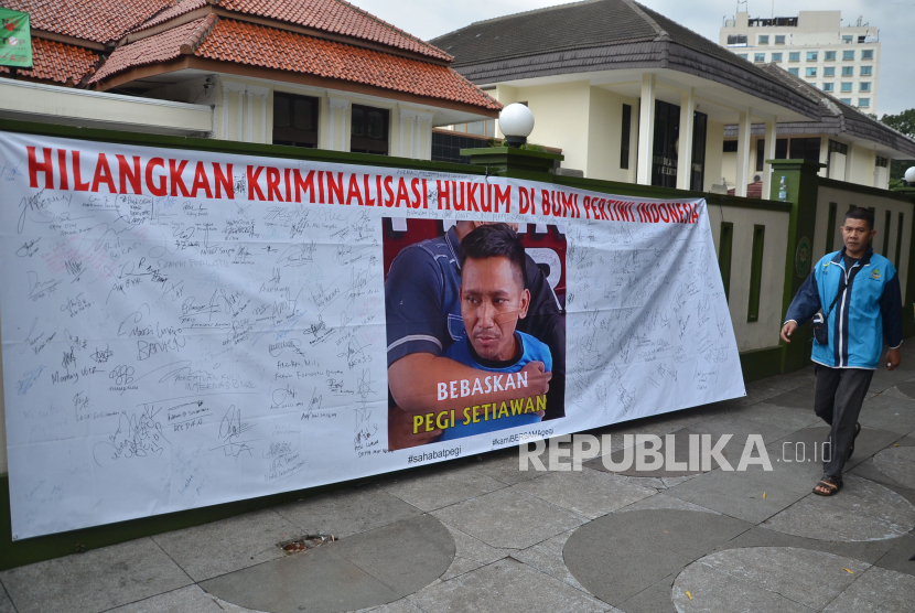 Sebuah poster besar bergambar Pegi Setiawan dipasang di depan Gedung Pengadilan Negeri Bandung, Jalan LRE Martadinata, Kota Bandung, saat sidang praperadilan Pegi Setiawan, Jumat (5/7/2024).