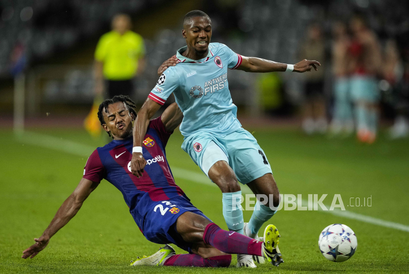 Jules Kounde dari Barcelona (kiri).