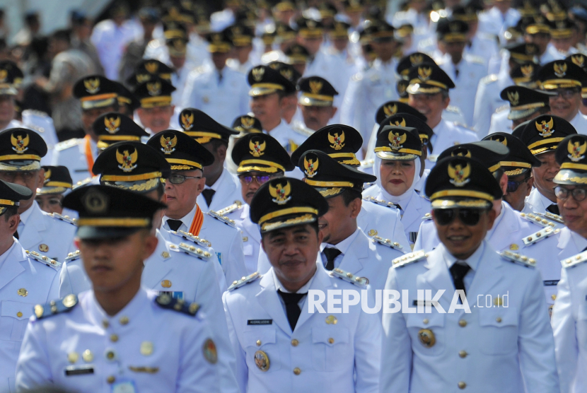 Ratusan kepala daerah terpilih dari gubernur, wali kota dan bupati berjalan dari Monumen Nasional menuju Istana Merdeka, Jakarta Pusat, Kamis (20/2/2025), untuk dilantik Presiden Prabowo. 