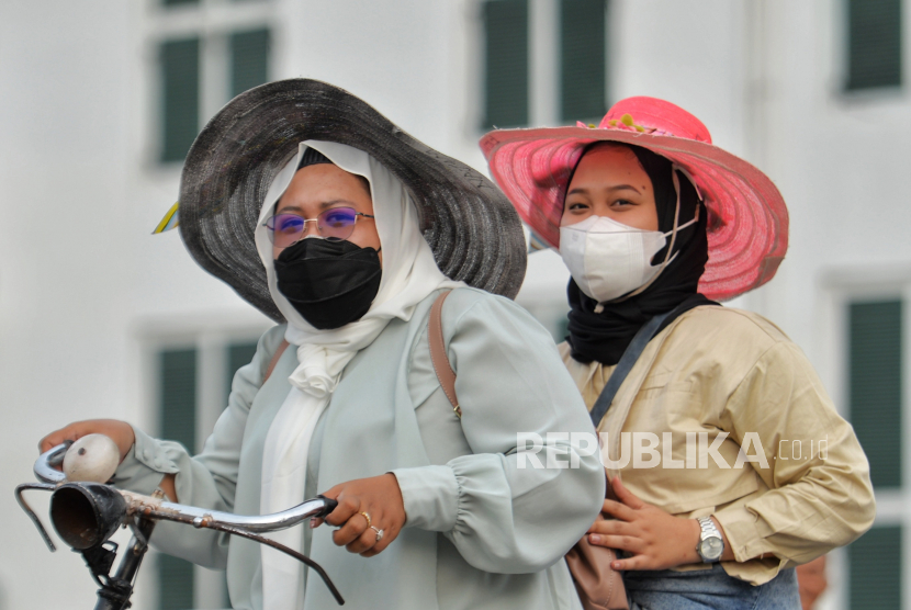 Pengunjung memakai masker saat berwisata di Kawasan Kota Tua, Jakarta, Sabtu (6/5/2023). Badan Kesehatan Dunia (WHO) resmi mengumumkan bahwa pandemi Covid-19 sudah berakhir, hal tersebut lantaran Covid-19 sudah tidak menjadi ancaman kondisi darurat kesehatan global.