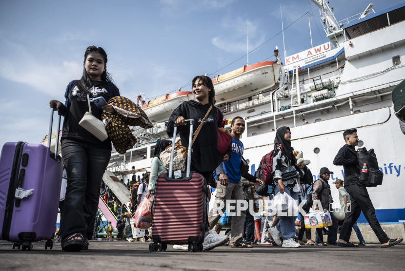 Sejumlah penumpang turun dari Kapal Motor (KM) Awu di dermaga Terminal Penumpang Pelabuhan Tanjung Emas Semarang, Jawa Tengah, Kamis (20/3/2025). PT Pelni mencatat sebanyak 1.074 pemudik dari Kumai, Kalimantan Tengah turun di pelabuhan Tanjung Emas Semarang menggunakan kapal tersebut. 