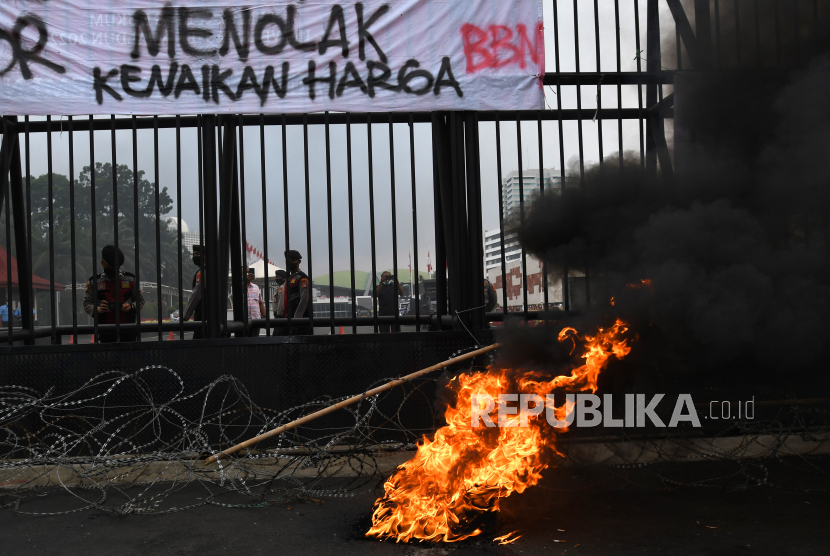 Sejumlah polisi berjaga saat massa Himpunan Mahasiswa Islam (HMI) berunjuk rasa di depan kompleks Parlemen, Senayan, Jakarta, Senin (29/8/2022). Aksi menolak kenaikan harga BBM oleh mahasiswa HMI juga berlangsung di Indramayu, Jawa Barat. 
