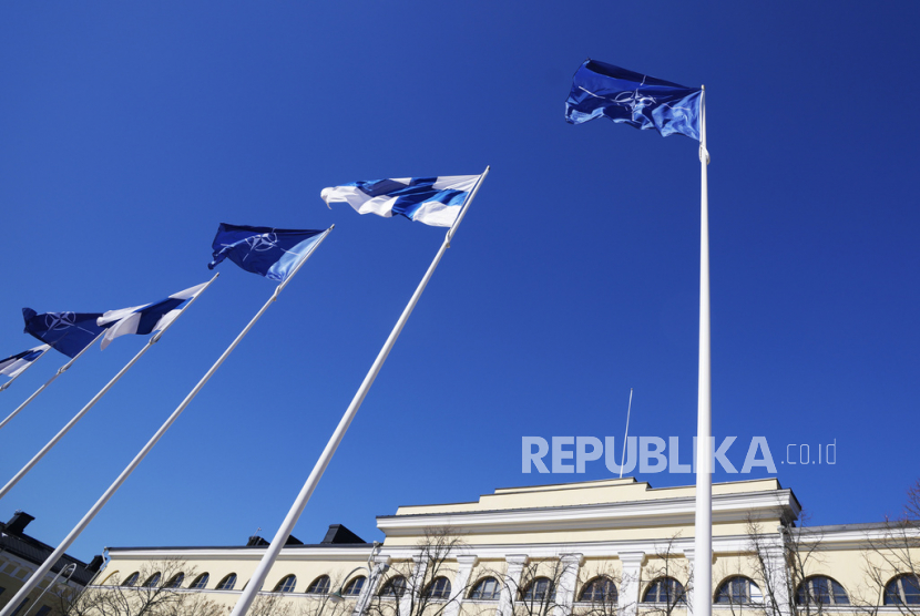 Bendera NATO dan Finlandia berkibar di atas gedung Kementerian Dalam Negeri di Helsinki, Finlandia, Selasa, 4 April 2023. 