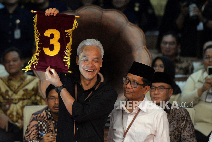 Pasangan Ganjar Pranowo dan Mahfud MD menunjukan nomor urut pasangan calon presiden dan wakil presiden dalam pemilihan umum tahun 2024 di Gedung KPU, Jakarta, Selasa (14/11/2023). 