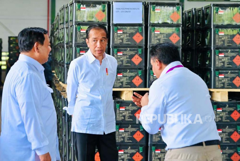 Presiden Jokowi didampingi Menhan Prabowo dan Menteri BUMN Erick Thohir mengunjungi PT Pindad di Kabupaten Malang, Jawa Timur, Senin (24/7/2023).