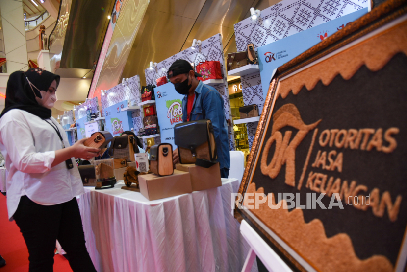 Karyawan melayani warga saat melihat produk tas  yang terbuat dari serabut kelapa pada gelaran Festival UMKM Toba Vaganza di Mall Centre Point, Kota Medan, Sumatera Utara. Anggota DPRD minta Pemkot Medan meniru Padang dalam mempedulikan pelaku UMKM.