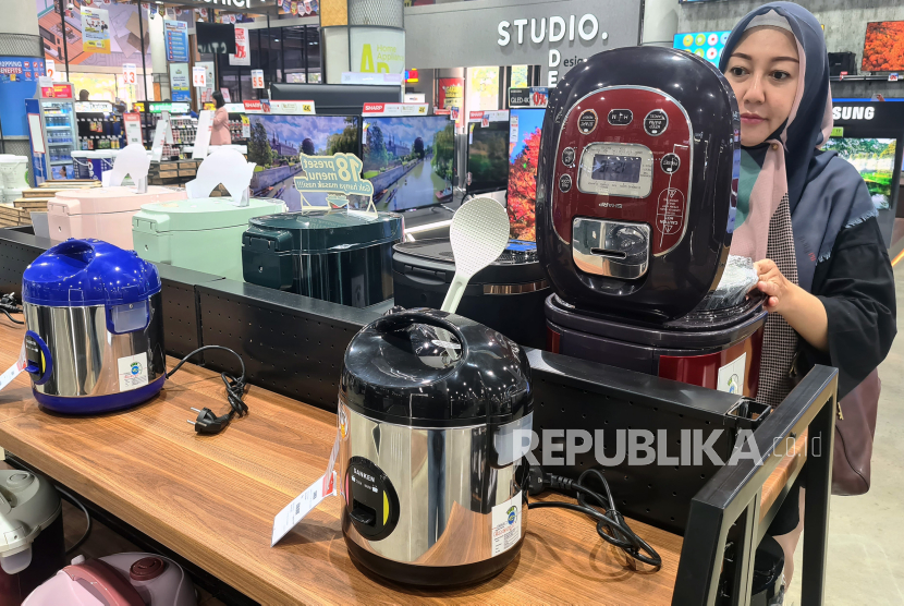 Pengunjung melihat alat pemasak nasi listrik atau rice cooker di pusat penjualan perabot rumah tangga di Bintaro, Tangerang Selatan, Banten, Selasa (10/10/2023). 