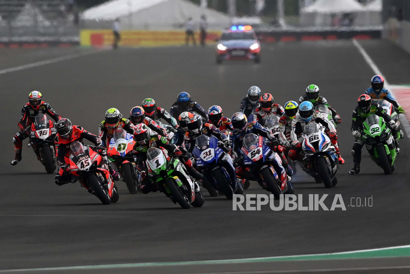 Sejumlah pembalap memacu motornya dalam race 1 WorldSBK seri Indonesia 2021 di Pertamina Mandalika International Street Circuit, Lombok Tengah, Nusa Tenggara Barat (NTB), Ahad (21/11/2021). Dalam race tersebut pembalap tim Pata Yamaha With Brixx WorldSBK Toprak Razgatlioglu berhasil menjadi juara dunia WorldSBK 2021. 