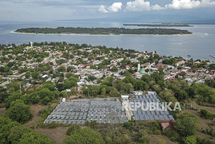 Foto udara kawasan Pembangkit Listrik Tenaga Surya (PLTS) di pulau wisata.