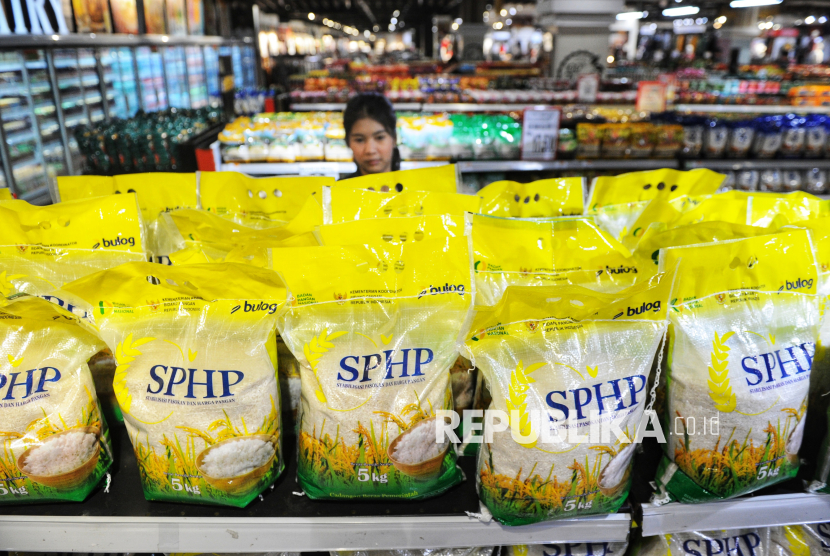 Petugas menata beras SPHP di salah satu ritel modern di Jakarta, Selasa (26/8/2025). 