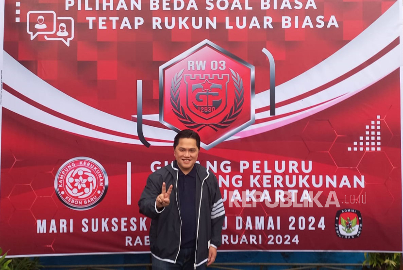 Menteri BUMN Erick Thohir memberikan hak suaranya di TPS 17 di SDN Kebon Baru 05, Jalan Gudang Peluru, Kecamatan Tebet, Jakarta Selatan, Rabu (14/2/2024).