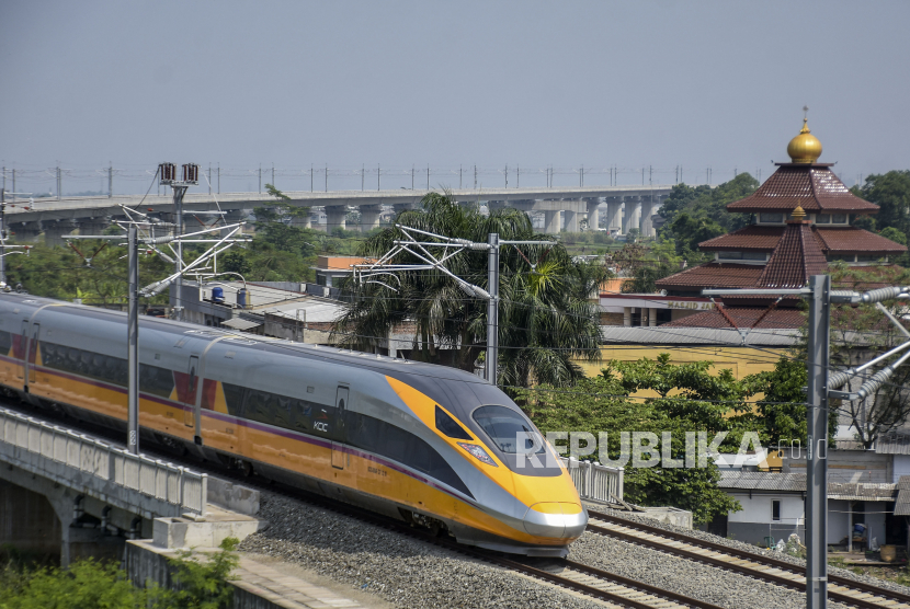 Rangkaian kereta inspeksi atau comprehensive inspection train (CIT) Kereta Cepat Jakarta Bandung (KCJB) melaju saat menjalani uji coba di Tegalluar.