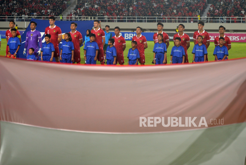Timnas sepak bola Indonesia saat menyanyikan lagu Indonesia Raya.