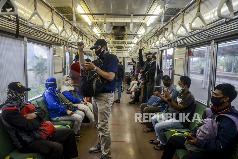 Sejumlah penumpang saat menaiki KRL Commuter Line di Stasiun Depok, Jawa Barat, Rabu (15/4). Penumpang KRL tujuan Depok terpantau berkurang pada Hari pertama pemberlakuan Pembatasan Sosial Berskala Besar (PSBB) di Kota Depok