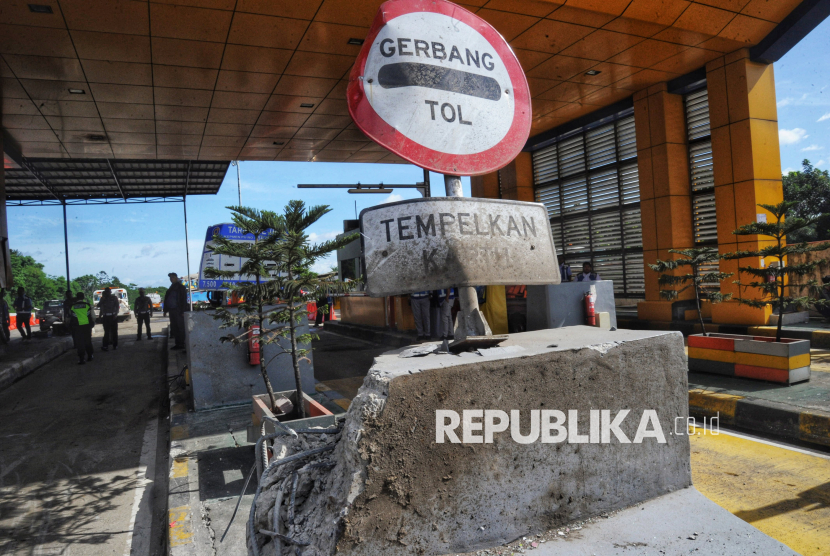 Suasana di lokasi Tempat Kejadian Perkara (TKP) kecelakaan beruntun di Gerbang Tol Ciawi 2, Bogor, Jawa Barat, Rabu (5/2/2025).s