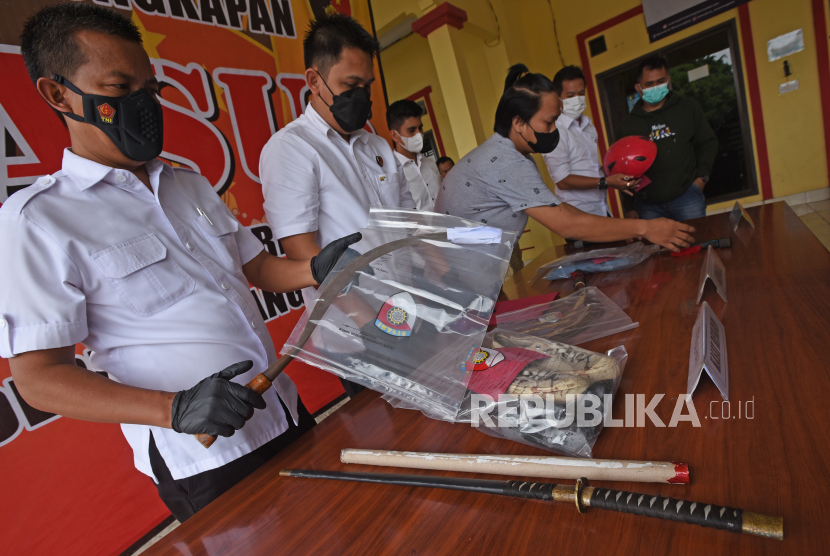 Personel Satreskrim Polres Kota Serang memperlihatkan barang bukti senjata tajam hasil razia terhadap para pelaku tawuran, ilustrasi