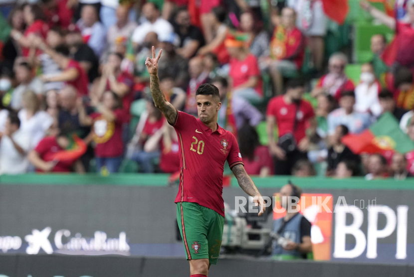 Pemain Portugal Joao Cancelo merayakan setelah mencetak gol pertama timnya selama pertandingan sepak bola UEFA Nations League antara Portugal dan Republik Ceko, di Stadion Jose Alvalade di Lisbon, Kamis, 9 Juni 2022.