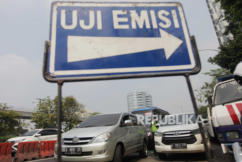 Polisi memberikan pengarahan kepada pengendara mobil yang akan melakukan uji emisi di Subdit Gakkum Ditlantas Polda Metro Jaya, Jakarta, Jumat (1/9/2023). 