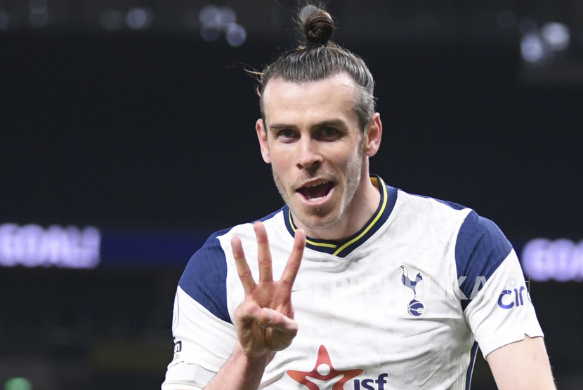 Gareth Bale dari Tottenham merayakan setelah mencetak gol ketiga timnya selama pertandingan sepak bola Liga Premier Inggris antara Tottenham dan Sheffield United, di Stadion Tottenham Hotspur di London, Minggu, 2 Mei 2021. 