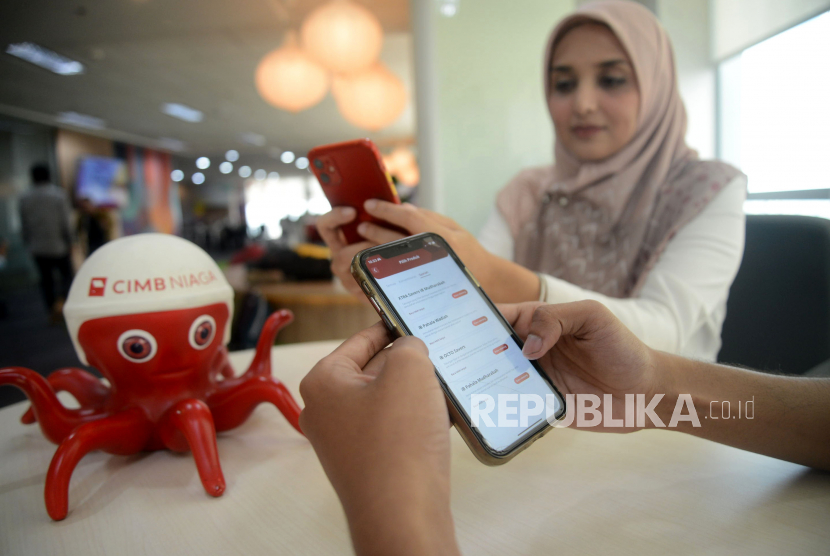 Nasabah melakukan pembayaran zakat menggunakan Super App OCTO Mobile di Jakarta, Senin (3/4/2023). Di bulan Ramadan, CIMB Niaga Syariah mengoptimalkan fitur pembayaran Zakat dan Kebajikan dari OCTO Mobile untuk memfasilitasi masyarakat yang ingin melakukan Zakat, Infak, dan Sedekah (ZIS) kepada Lembaga Amil Zakat (LAZ) guna disalurkan kepada  para mustahik (penerima ZIS). Dengan tampilan yang baru, bayar zakat semakin mudah dilakukan dari mana saja dan kapan saja.