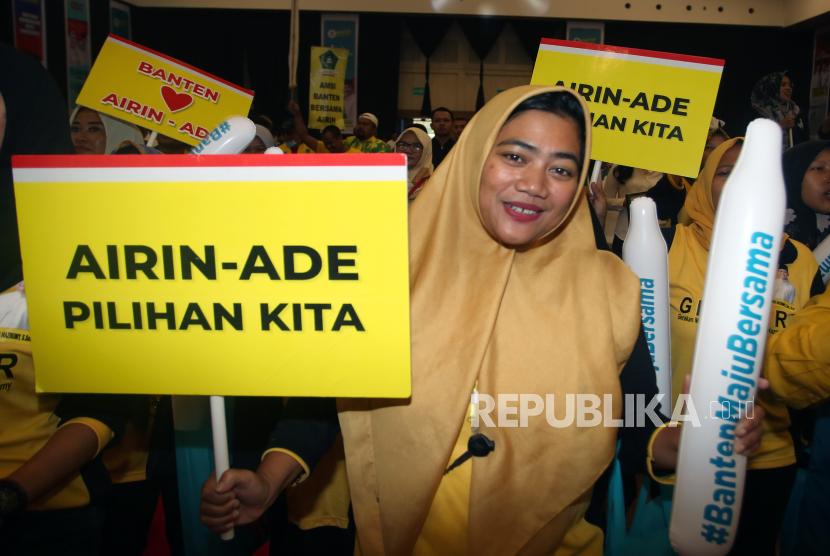 Sejumlah simpatisan memberikan dukungan kepada bakal cagub Banten Airin Rachmi Diany dan bakal cawagub Ade Sumardi di Tangerang, Banten, Ahad (25/8/2024). PDIP resmi mengusung Airin di Pilgub Banten.