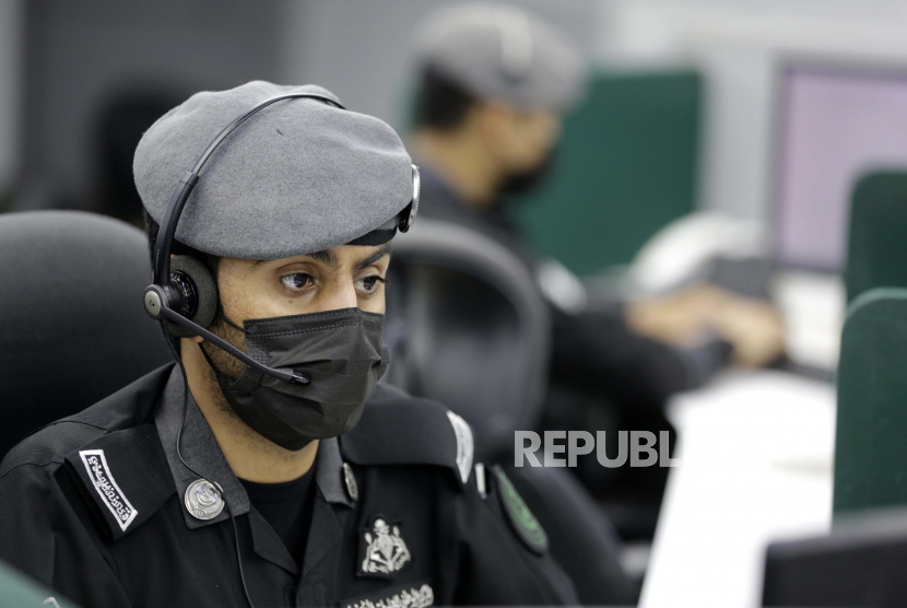 Seorang polisi Saudi menerima telepon di Pusat Operasi Keamanan Nasional, beberapa hari sebelum ibadah haji tahunan, di kota suci Muslim Mekah, Jumat, 16 Juli 2021