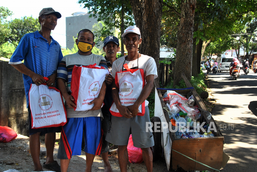 Warga mendapatkan sembako bantuan presiden di Kota Bogor (ilustrasi).