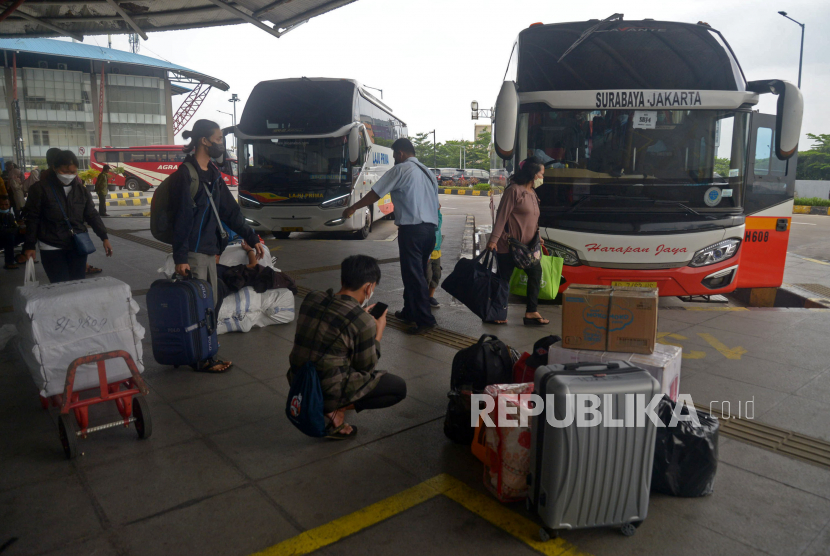 Calon penumpang bersiap naik kedalam Bus di Terminal Terpadu Pulo Gebang, Jakarta, Rabu (20/4/2022). Sejumlah warga memutuskan untuk mudik lebih awal untuk menghindari terjadinya lonjakan penumpang saat arus mudik nanti. Dua pekan menjelang Idul Fitri, jumlah penumpang bus antar kota dan antar provinsi (AKAP) di Terminal Terpadu Pulo Gebang ini belum mengalami kenaikan signifikan.Prayogi/Republika.