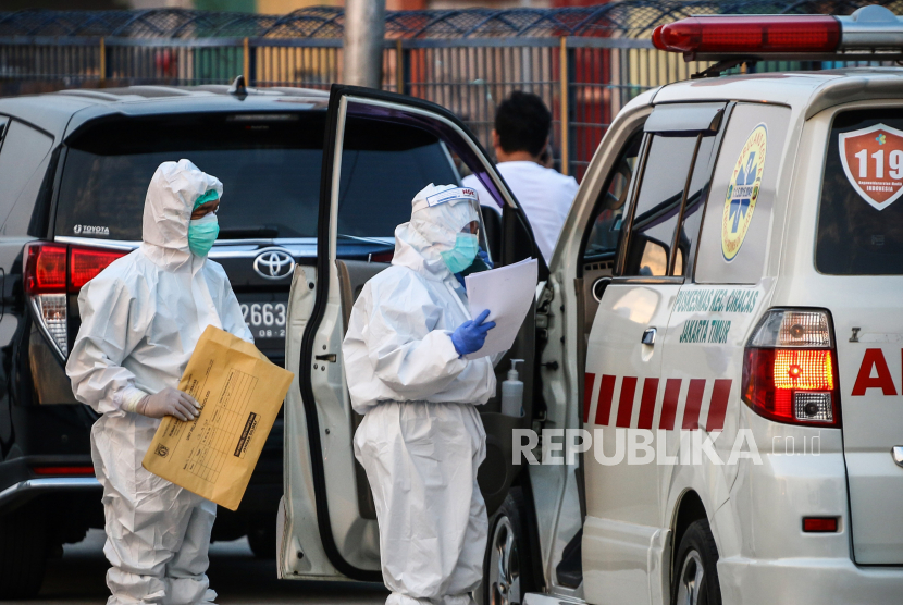 Tenaga kesehatan memeriksa ambulans di Rumah Sakit Darurat Penanganan COVID-19, Wisma Atlet Kemayoran, di Jakarta, Rabu (16/9/2020). Berdasarkan data pemerintah, jumlah kasus kumulatif hingga Rabu (16/9/2020) mencapai 228.993