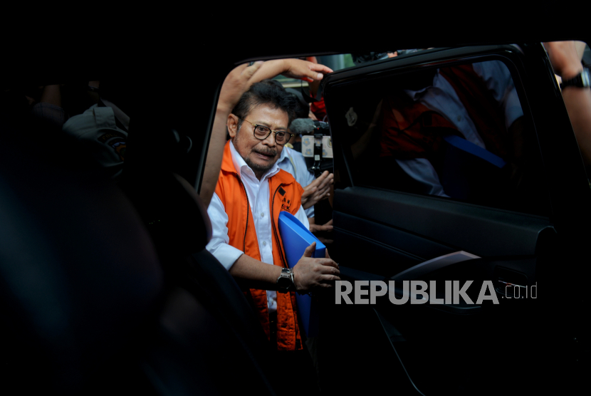 Tersangka mantan Menteri Pertanian Syahrul Yasin Limpo (SYL) menaiki mobil usai menjalani pemeriksaan di Gedung Merah Putih KPK, Jakarta, Kamis (23/11/2023). SYL diperiksa dalam kasus dugaan tindak pidana korupsi di lingkungan Kementerian Pertanian.