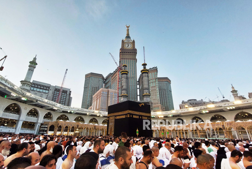 Umat muslim melakukan tawaf di Masjidill Haram, Makkah, (22/2/2023). Jamaah Umroh Merasa Ditipu Travel Jannah Firdaus, Ini Respons Kemenag