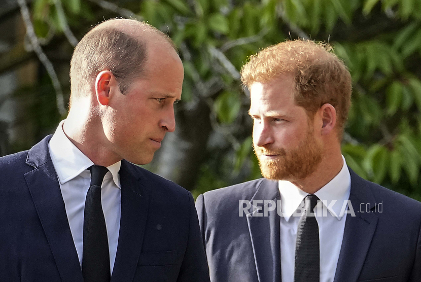Pangeran Harry (kanan) dan kakaknya Pangeran William  berjalan berdampingan setelah melihat karangan bunga untuk mendiang Ratu Elizabeth II di luar Kastil Windsor, di Windsor, Inggris, Sabtu, 10 September 2022. Hubungan Harry dan William renggang selama bertahun-tahun.