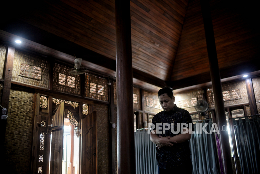 Warga melaksanakan shalat di sebuah masjid di Lombok. Setelah gempa 2018, banyak orang antusias menyedekahkan harta untuk membangun masjid di sana.
