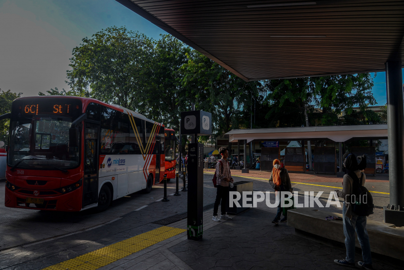 Calon penumpang bersiap menaiki bus mikrotrans di Halte Integrasi Tebet Barat di Stasiun Tebet, Jakarta, Kamis (23/9) (ilustrasi).