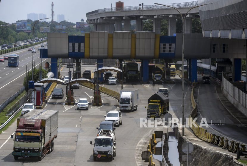 Sejumlah truk melintasi ruas jalan Tol Jagorawi di Jakarta, Selasa (20/12/2022). Pemerintah akan melarang truk dan angkutan barang lain untuk melintasi 17 ruas jalan tol untuk mengantisipasi kemacetan selama libur Natal dan Tahun Baru 2023, yang mulai diberlakukan pada 22 Desember 2022 hingga 2 Januari 2023. Republika/Putra M. Akbar