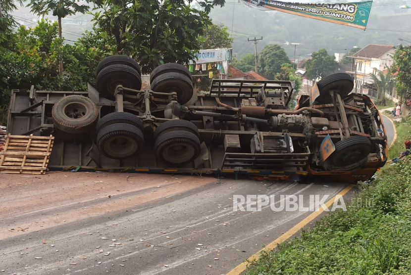 Truk terguling di sekitar Jalan Cagak Nagreg, Kabupaten Bandung, Jawa Barat, Senin (19/6/2023 ). 