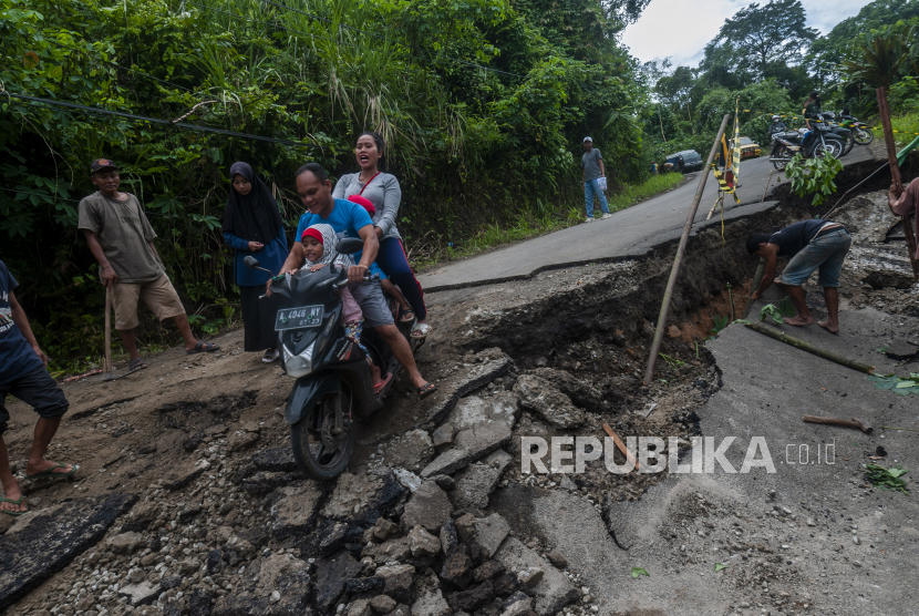 Pengendara roda dua melintasi jalan yang rusak di Leuwidamar, Lebak, Banten. Pemkab Lebak kini mulai memperbaiki jalan tersebut. (ilustrasi)