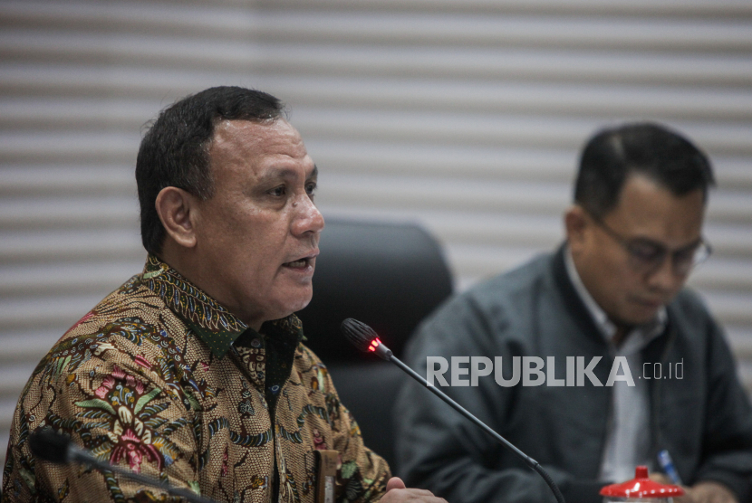 Ketua KPK Firli Bahuri (kiri) menyampaikan keterangan pers penahanan Mantan Wali Kota Bima Muhammad Lutfi di Gedung KPK, Jakarta, Kamis (5/10/2023). Muhammad Lutfi ditahan KPK terkait kasus dugaan tindak pidana korupsi pengadaan barang dan jasa disertai penerimaan gratifikasi pada lingkungan Pemkot Bima, Nusa Tenggara Barat, dengan jumlah uang senilai Rp 8,6 miliar.