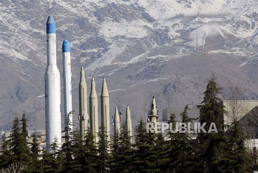  Berbagai jenis rudal jarak jauh dan pembawa roket Iran dipajang di sekitar pameran pertahana di Teheran, Jumat (24/2/2023). 