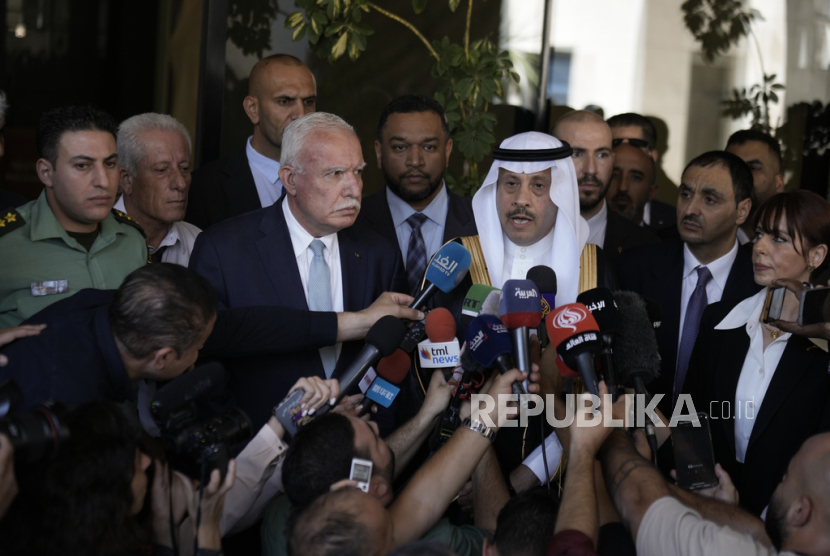   Dubes Arab Saudi untuk Palestina, Nayef Al-Sudairi bertemu dengan Menteri Luar Negeri dan Ekspatriat Palestina, Dr Riyad Al-Maliki 