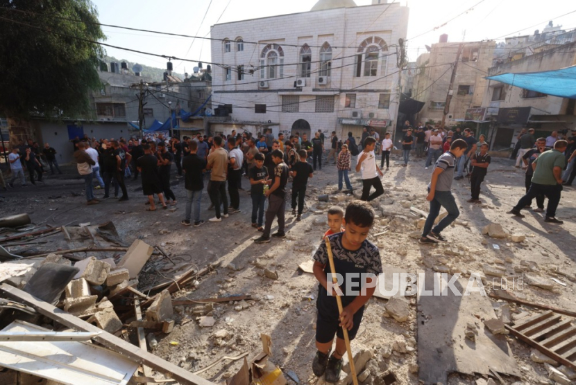 Puing-puing di jalanan setelah tentara Israel menggerebek kamp pengungsi Nur Shams di timur Tulkarem di Tepi Barat yang diduduki, 05 September 2023.