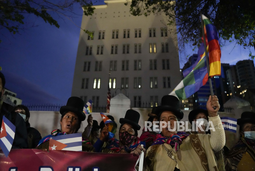 Para wanita meneriakkan slogan-slogan selama pawai mendukung pemerintah Kuba, di depan kedutaan besar AS di La Paz, Bolivia, Rabu, 14 Juli 2021. 