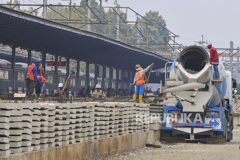 Sejumlah pekerja menyelesaikan proyek revitalisasi Stasiun Bekasi, Jawa Barat, Selasa (4/8/2020). 