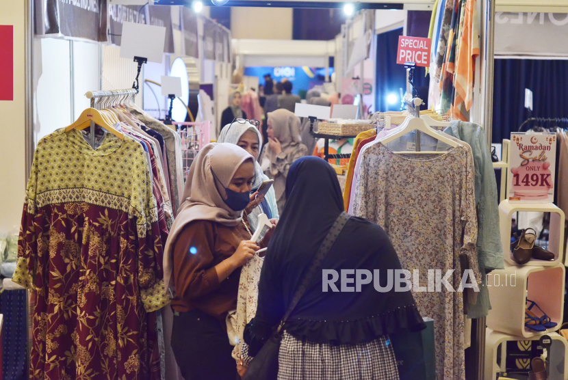 Pengunjung memilih pakaian saat acara DIGI Ramadhan 1444 H. Ekonom Universitas Indonesia Ninasapti Triaswati menilai empat sektor prioritas Halal Value Chain (HVC) akan terus tumbuh positif ke depan.
